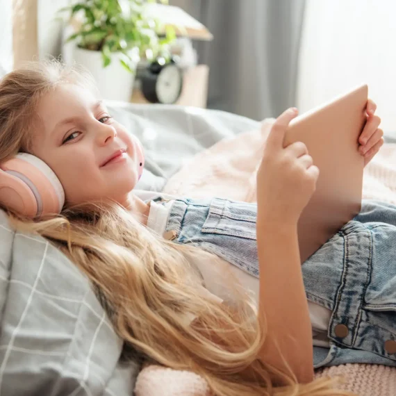 cute-girl-listening-music-in-the-bedroom-2024-12-07-22-46-06-utc cute-girl-listening-music-in-the-bedroom-2024-12-07-22-46-06-utc