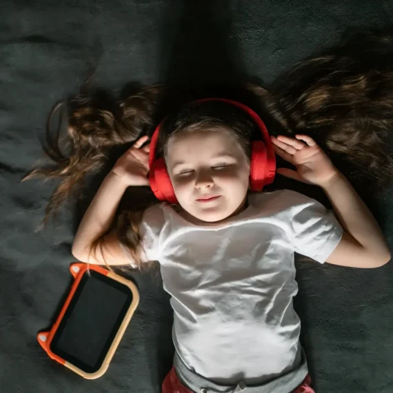 listen-to-music-2024-12-03-17-21-04-utc
